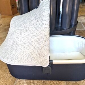 Like New Collapsible UPPAbaby bassinet heather White W/ Travel Bag